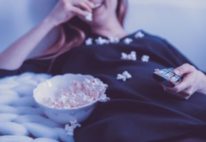 ポップコーンを食べる女性